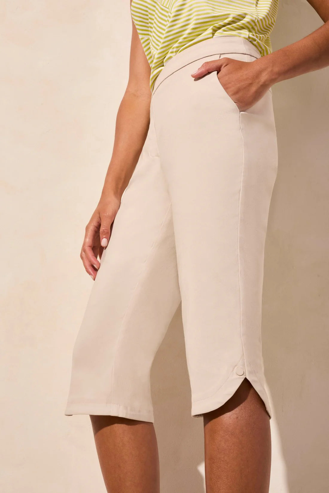 Tri 2057o Flatten It® Pull-On Capri With Zip Pockets