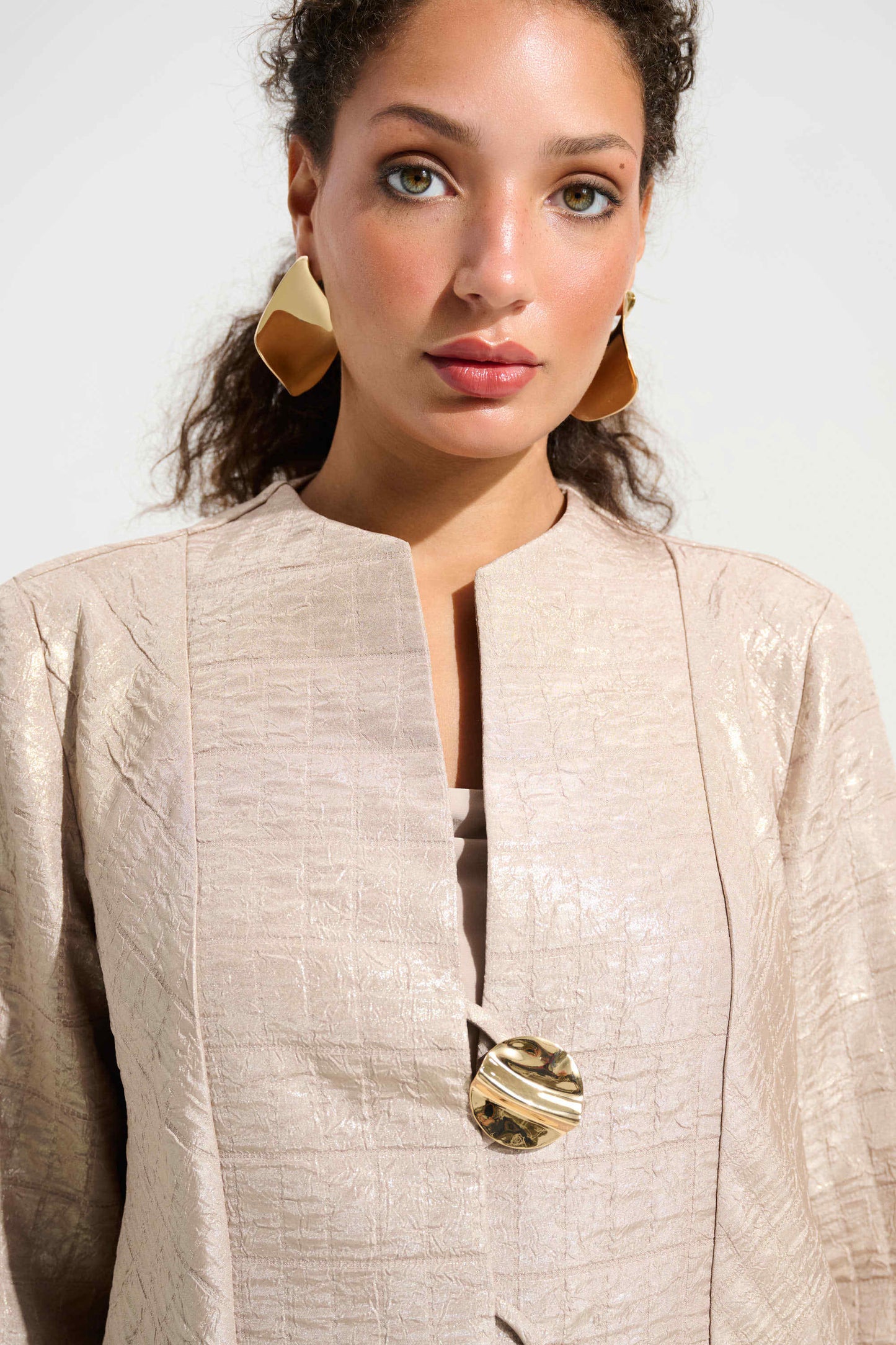J.R 261731  Signature | Foiled Textured Jacquard Trapeze Jacket With Statement Button